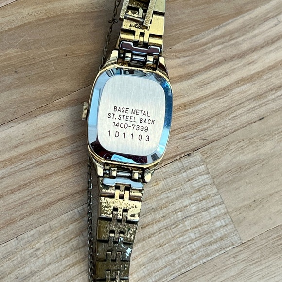 Seiko Ladies Watch Rare Vintage Quartz Gold Tone Bracelet Beige Dial White Hands - Picture 10 of 10